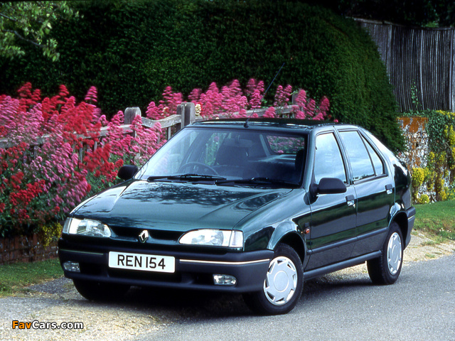 Photos of Renault 19 5-door UK-spec 1992–96 (640 x 480)