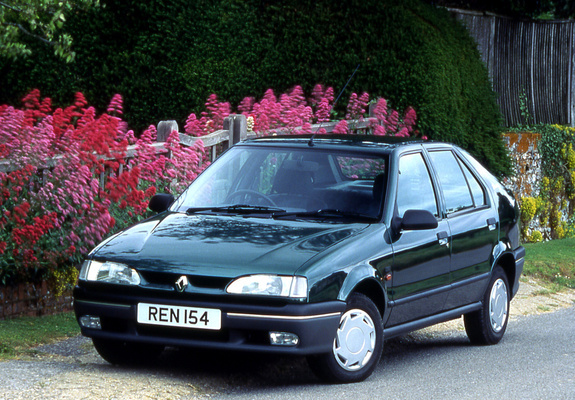 Photos of Renault 19 5-door UK-spec 1992–96