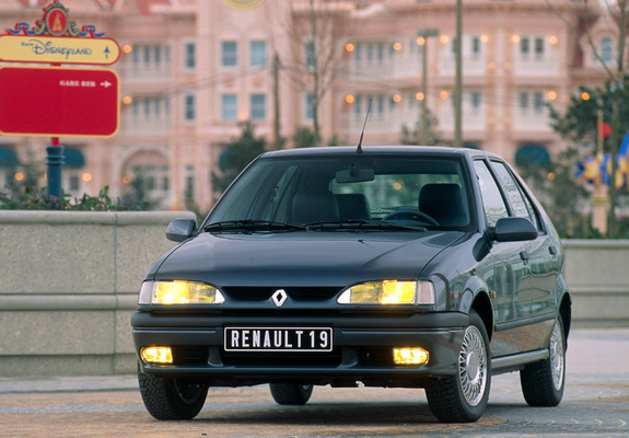 Renault 19 5-door 1992–96 wallpapers