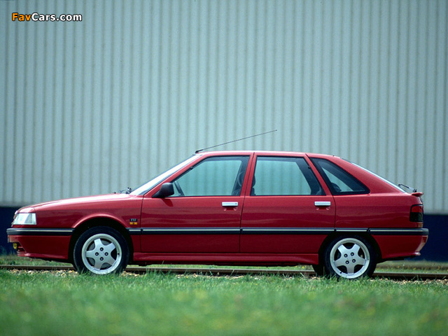 Photos of Renault 21 TXI Hatchback 1990–94 (640 x 480)