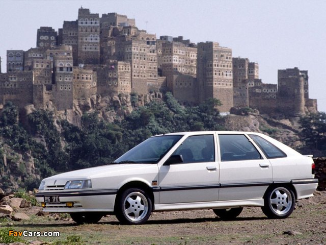 Pictures of Renault 21 TXI Hatchback 1990–94 (640 x 480)