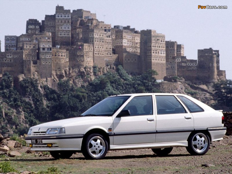 Pictures of Renault 21 TXI Hatchback 1990–94 (800 x 600)