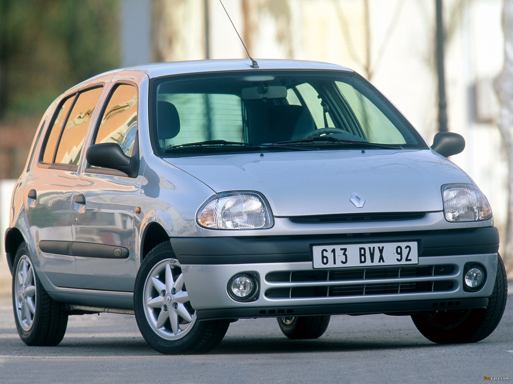 Images of Renault Clio 5-door 1998–2001 (2048 x 1536)