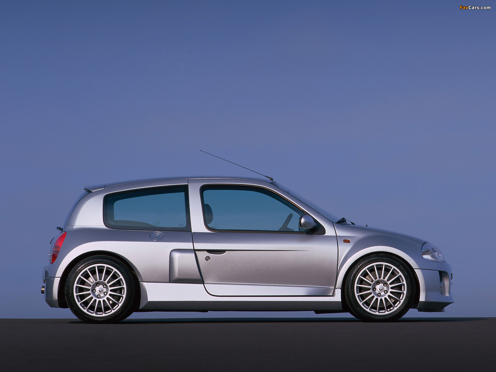 Images of Renault Clio V6 Sport 1999–2001 (1600 x 1200)