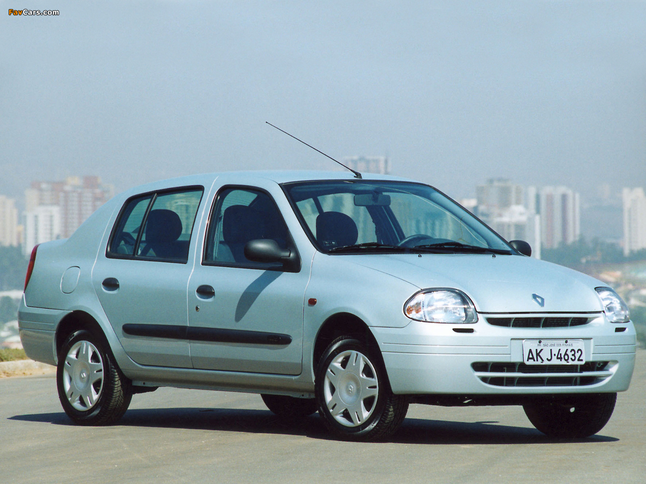 Images of Renault Clio Sedan BR-spec 2000–03 (1280 x 960)
