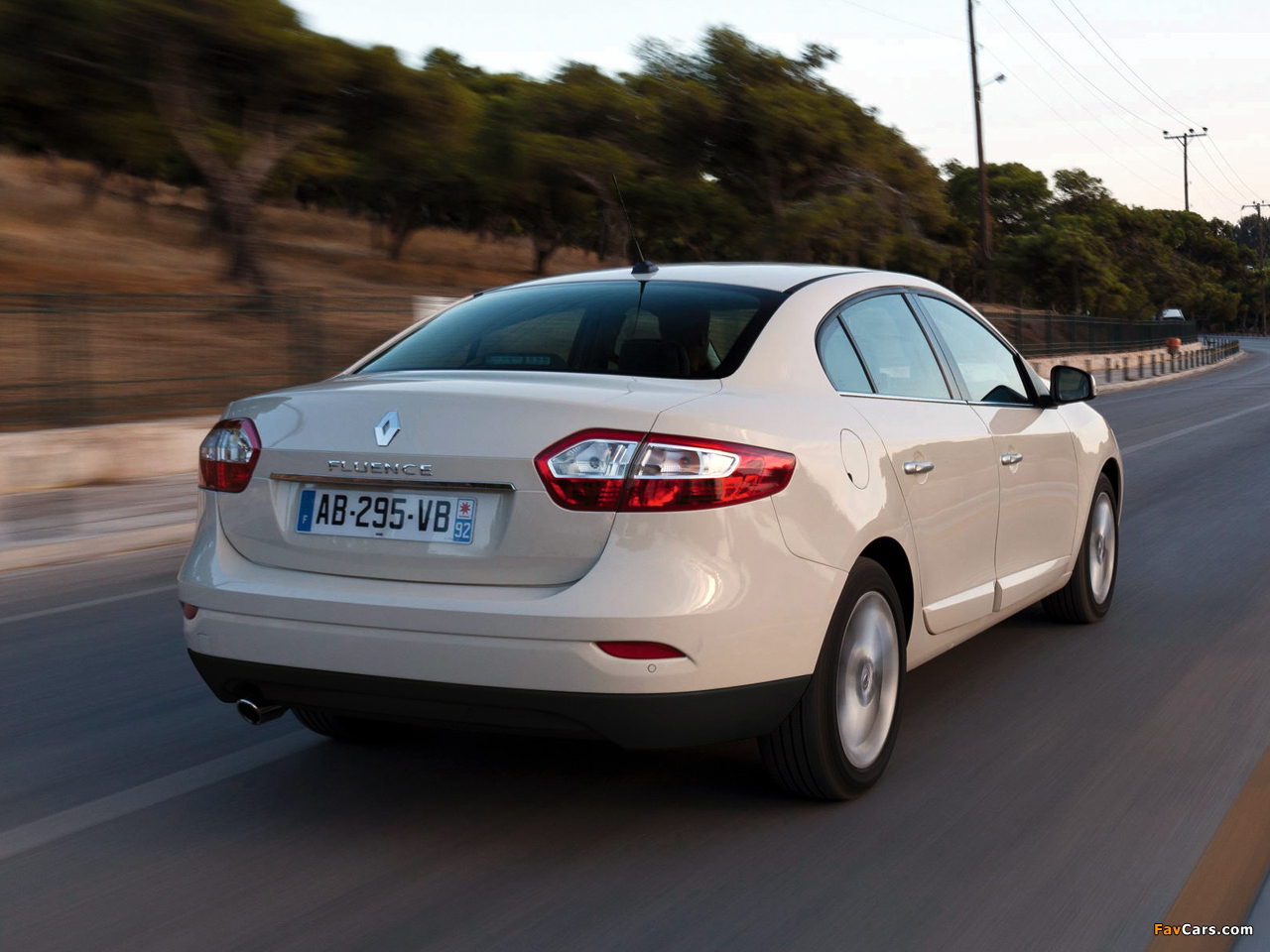 Renault Fluence 2012 images (1280 x 960)
