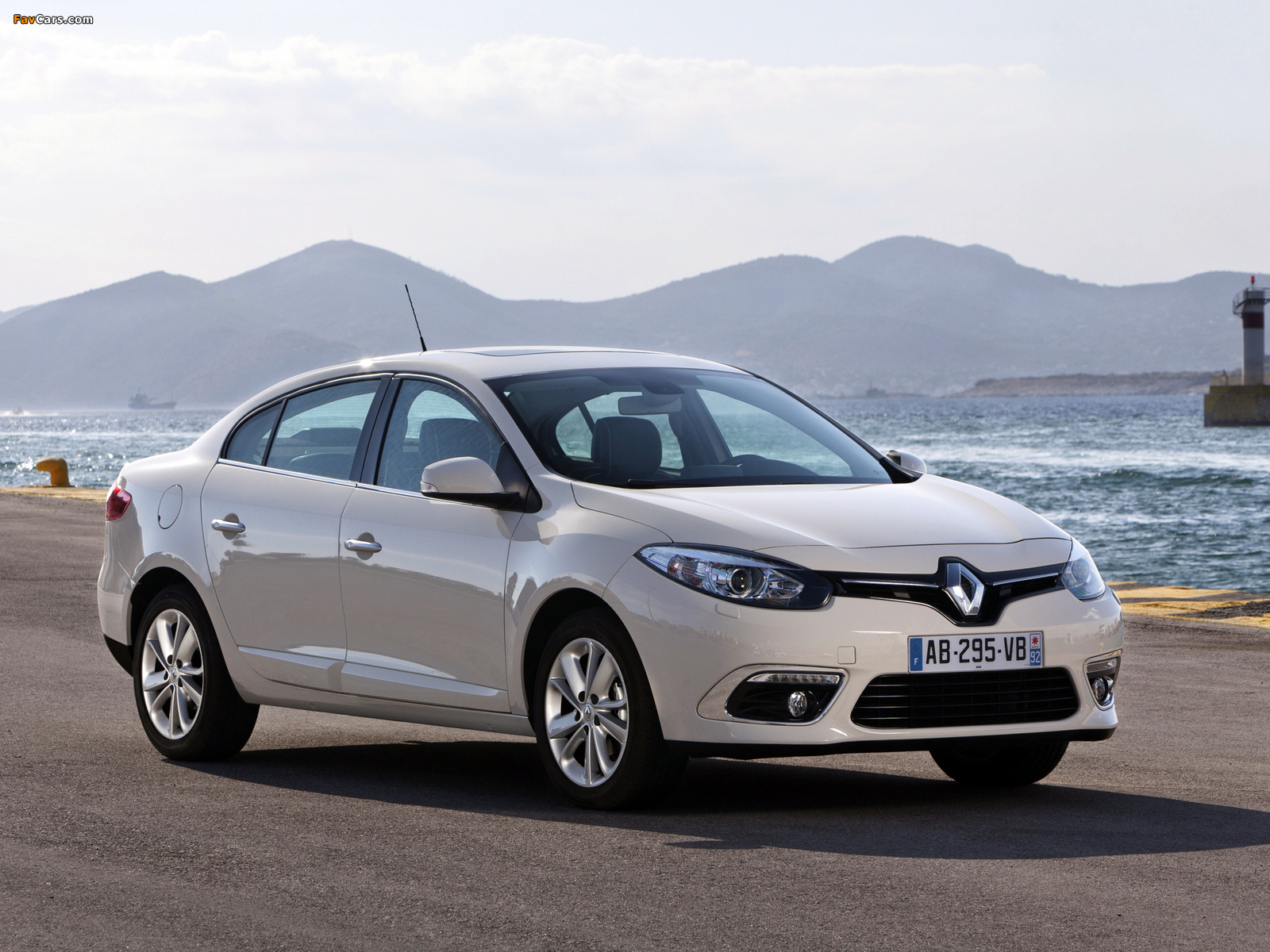 Renault Fluence 2012 wallpapers (1600 x 1200)
