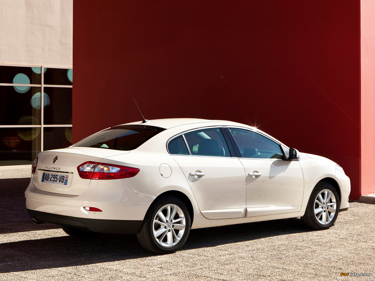 Renault Fluence 2012 wallpapers (1280 x 960)