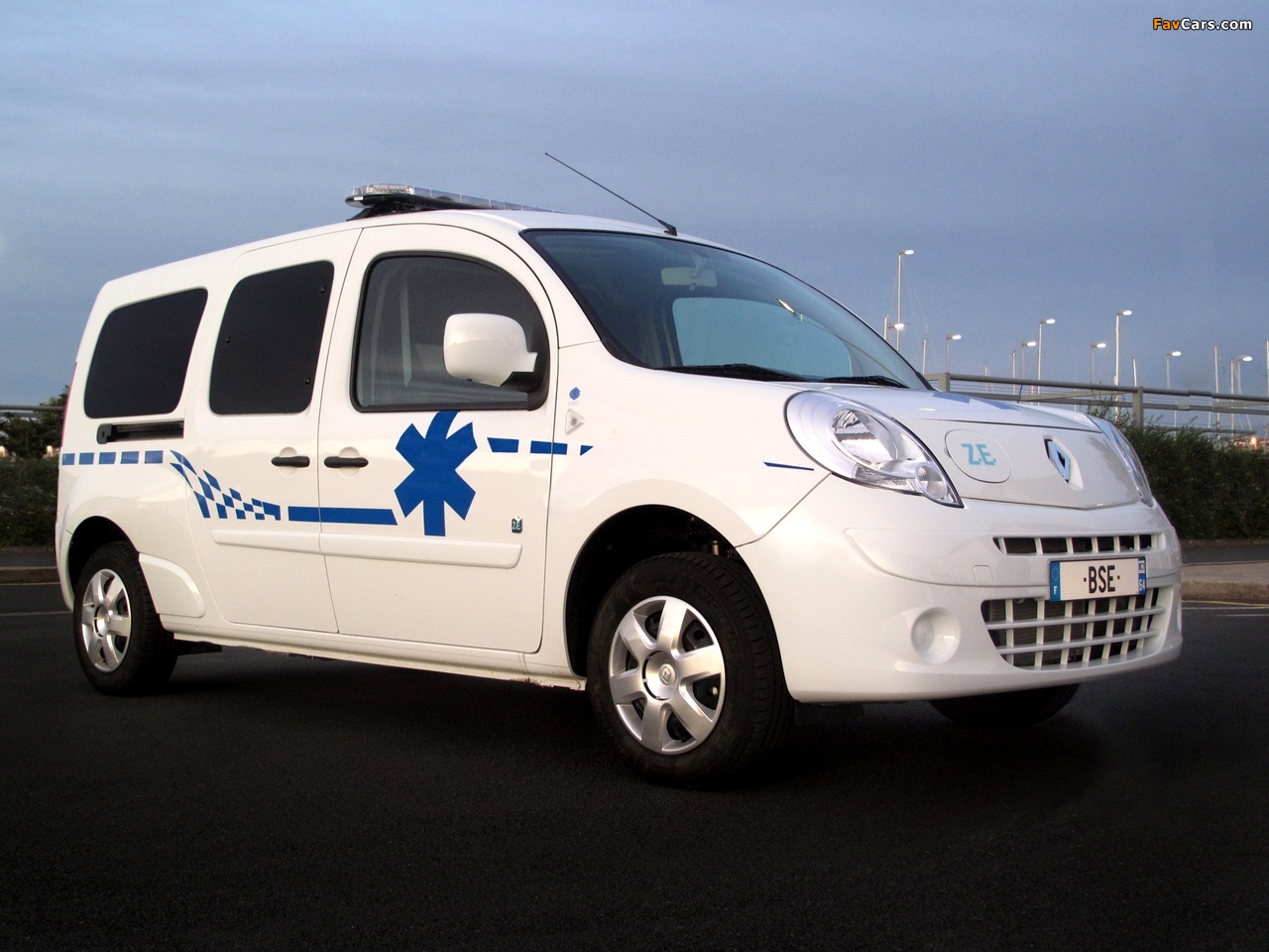 Pictures of Renault Kangoo Maxi Z.E. Ambulance 2011–13 (1280 x 960)