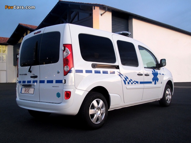 Pictures of Renault Kangoo Maxi Z.E. Ambulance 2011–13 (640 x 480)