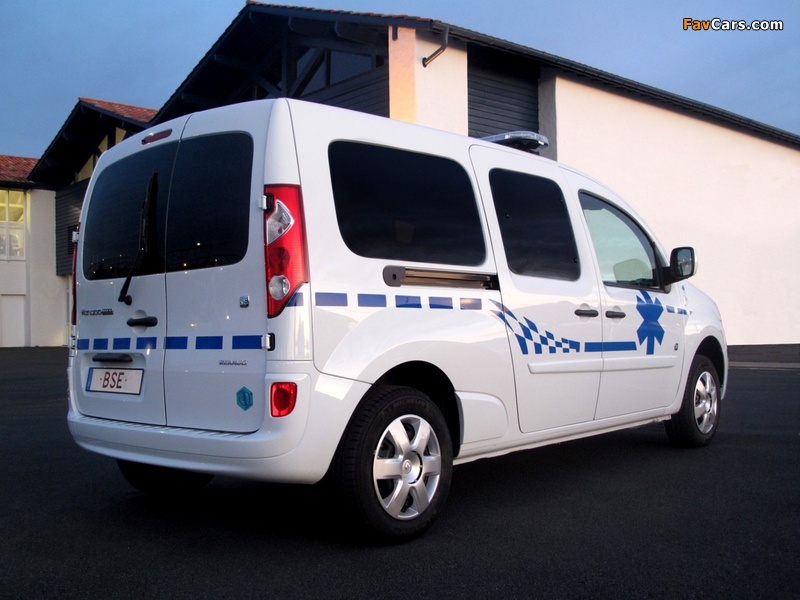 Pictures of Renault Kangoo Maxi Z.E. Ambulance 2011–13 (800 x 600)