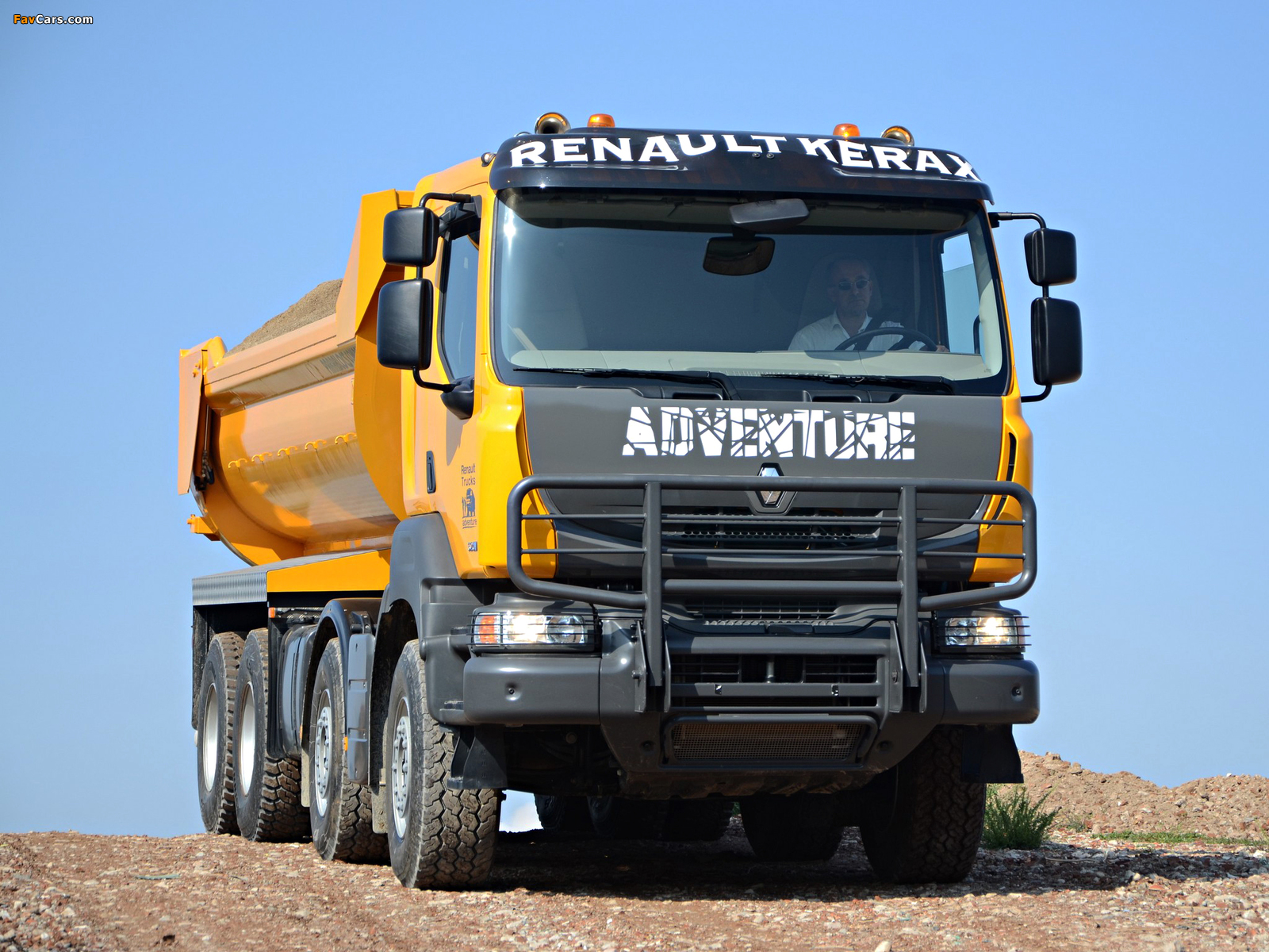 Photos of Renault Kerax 8x4 XTREM Tipper 2011–13 (1600 x 1200)