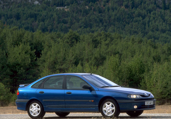 Images of Renault Laguna Hatchback 1998–2000