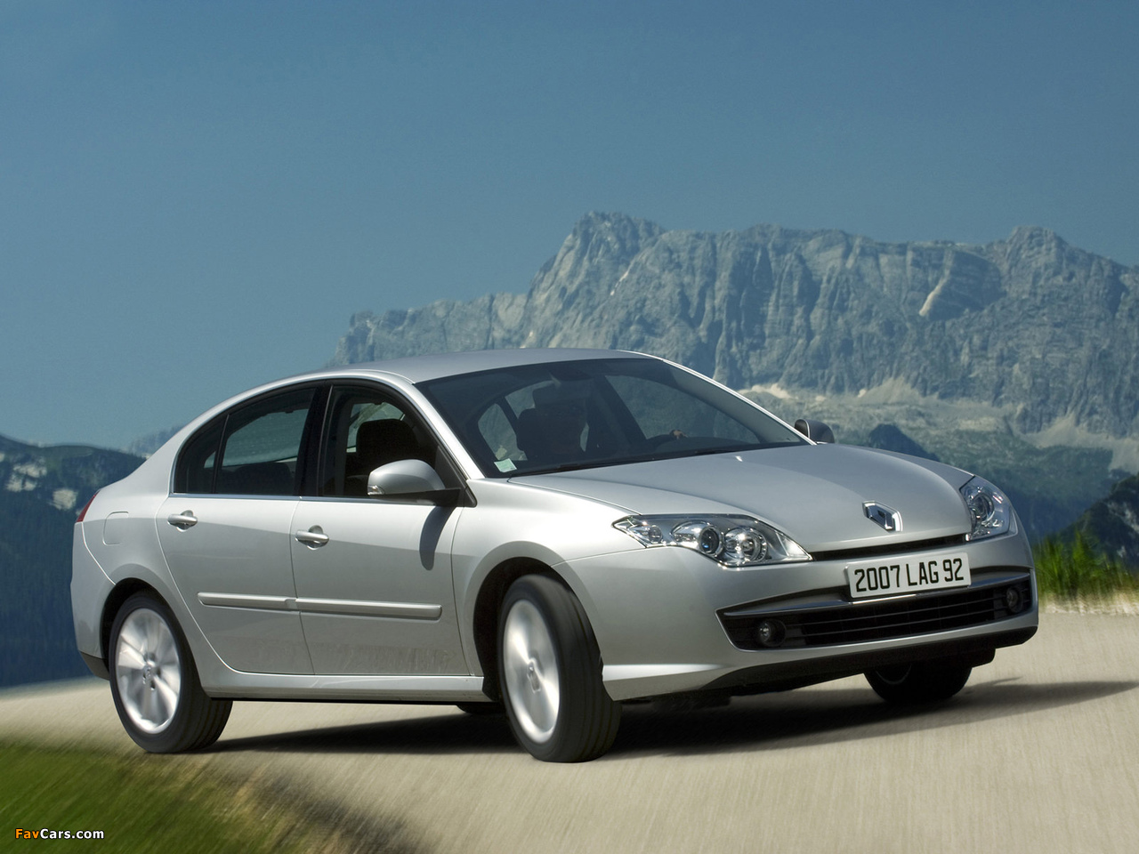 Images of Renault Laguna Hatchback 2007–10 (1280 x 960)
