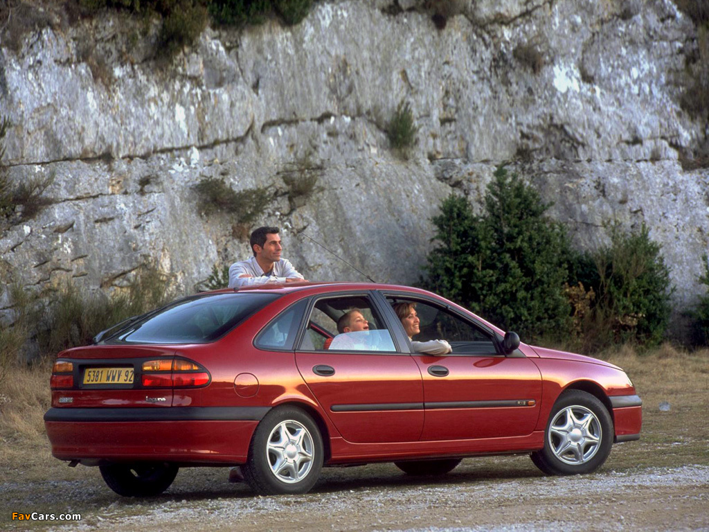 Photos of Renault Laguna Hatchback 1998–2000 (1024 x 768)