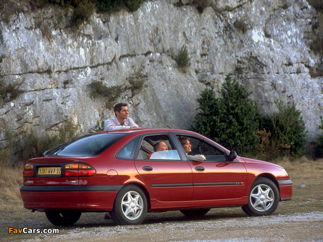 Photos of Renault Laguna Hatchback 1998–2000 (640 x 480)