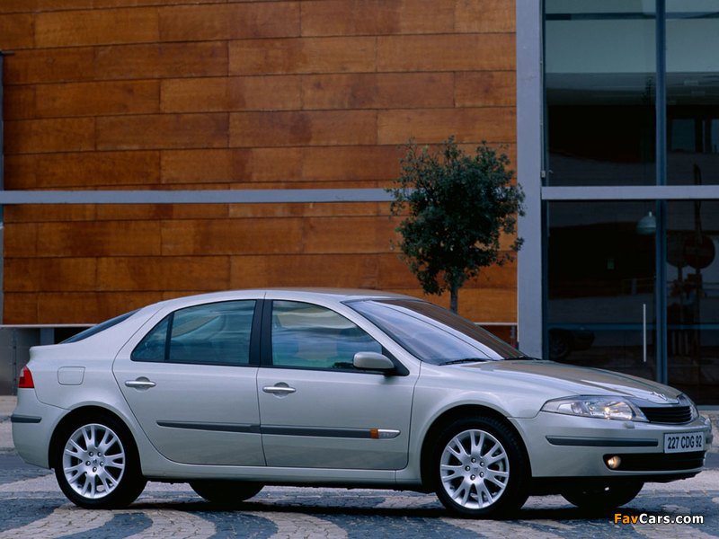 Photos of Renault Laguna Hatchback 2000–05 (800 x 600)