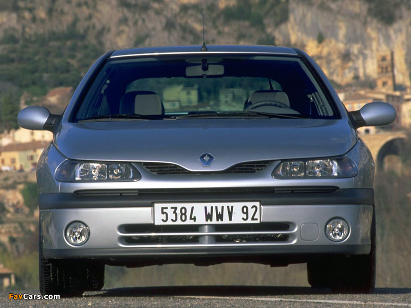 Pictures of Renault Laguna Hatchback 1998–2000 (800 x 600)