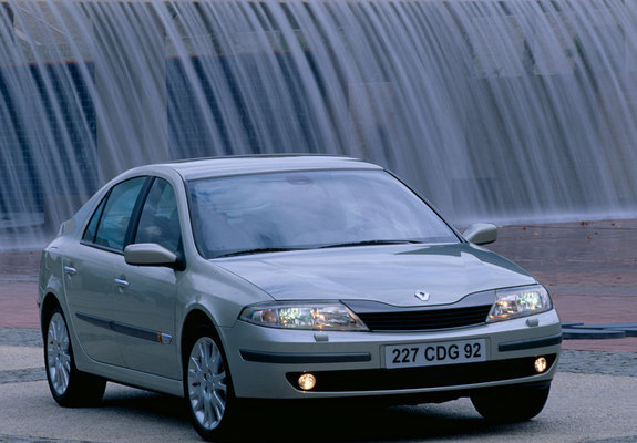 Pictures of Renault Laguna Hatchback 2000–05