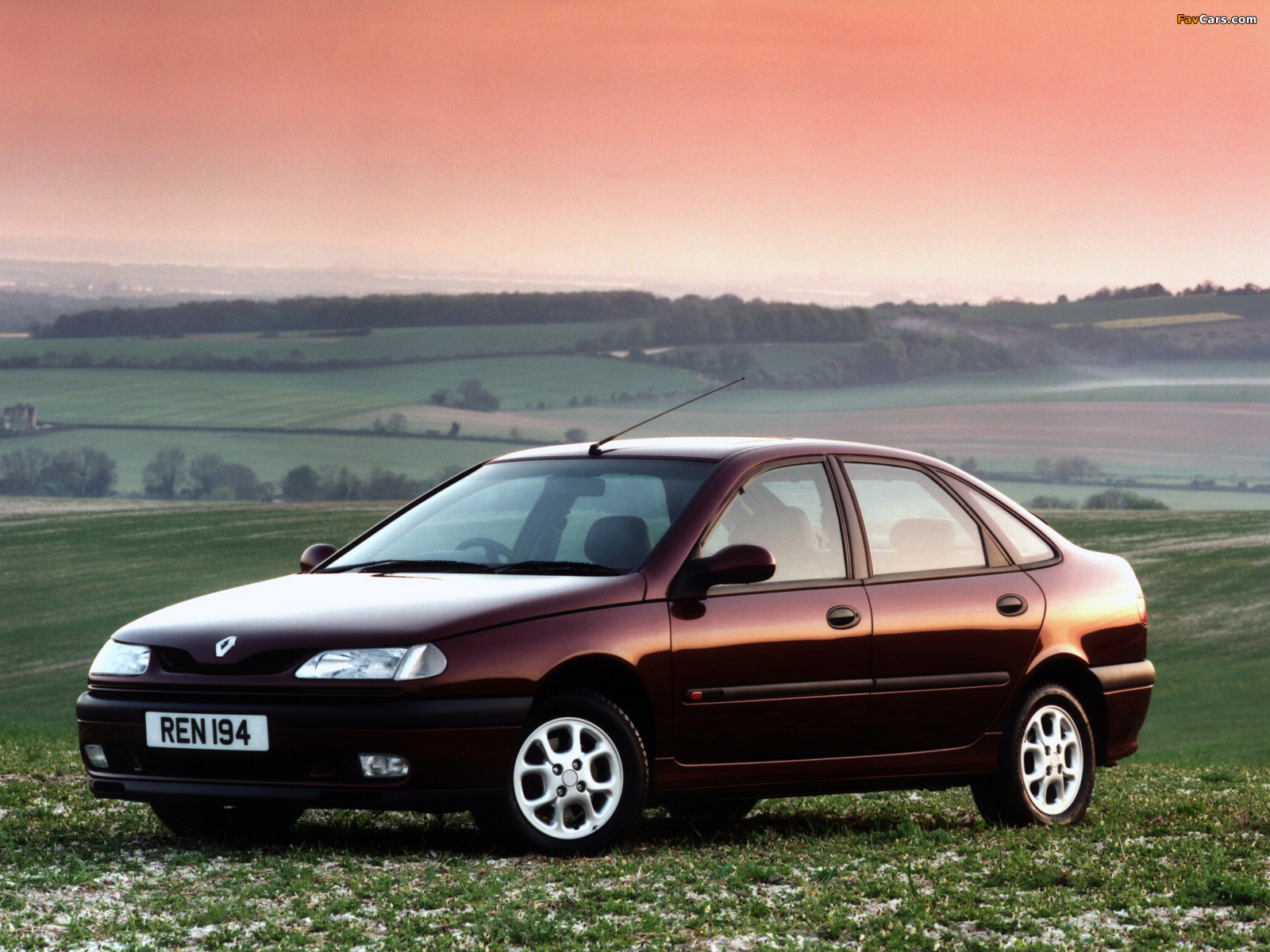 Renault Laguna Hatchback UK-spec 1993–98 images (1600 x 1200)