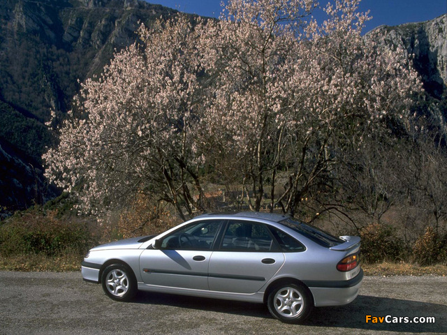 Renault Laguna Hatchback 1998–2000 photos (640 x 480)