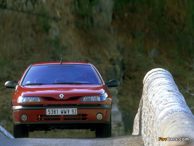 Renault Laguna Hatchback 1998–2000 wallpapers (640 x 480)