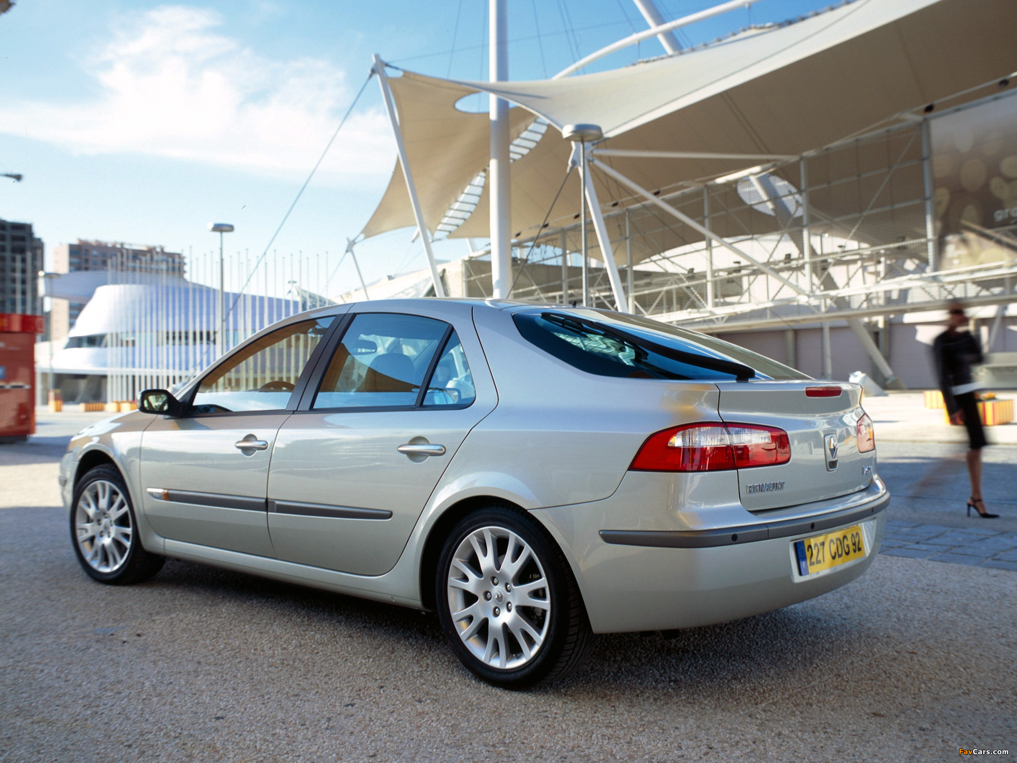 Renault Laguna Hatchback 2000–05 images (2048 x 1536)