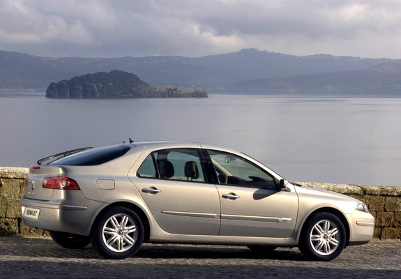 Renault Laguna Hatchback 2005–07 pictures