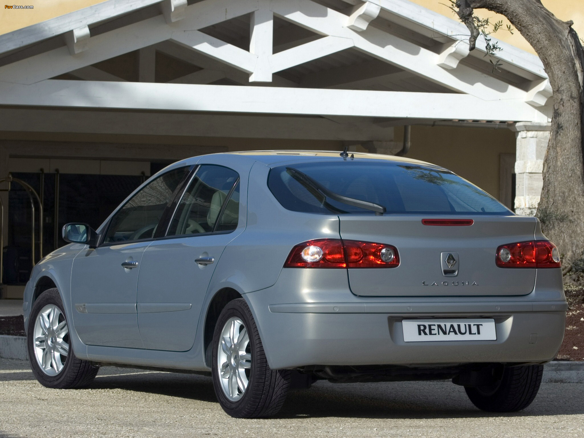 Renault Laguna Hatchback 2005–07 wallpapers (2048 x 1536)