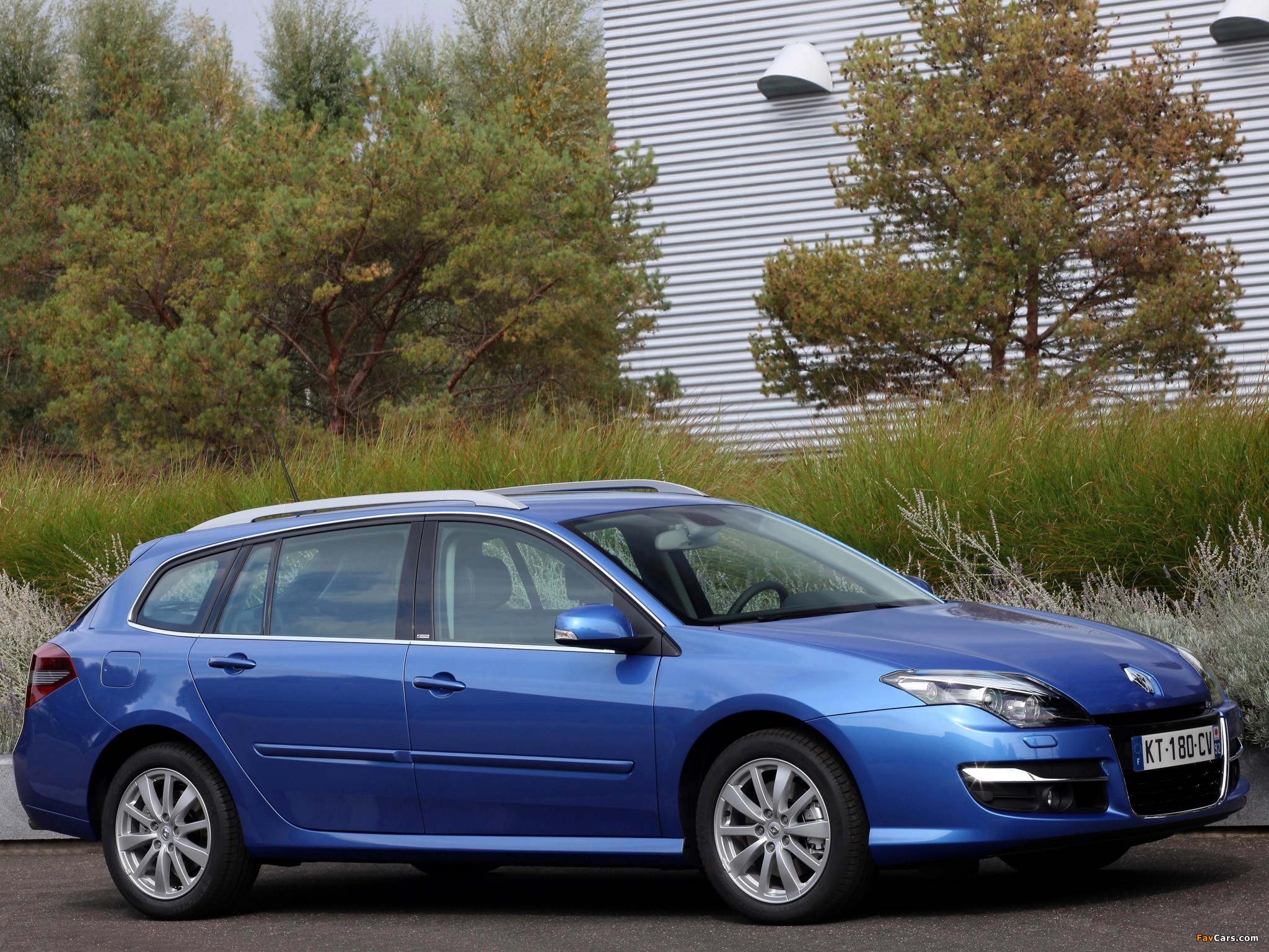 Renault Laguna Grandtour 2010–13 wallpapers (2048 x 1536)