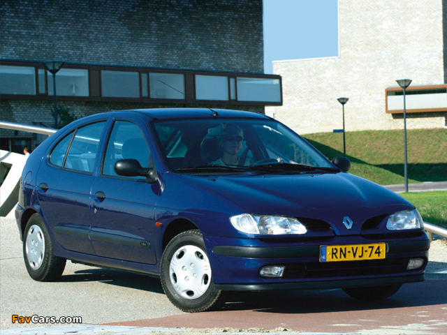 Pictures of Renault Megane Hatchback 1995–99 (640 x 480)