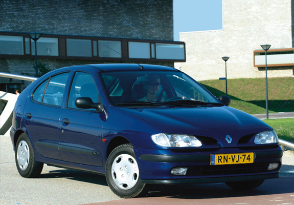 Pictures of Renault Megane Hatchback 1995–99