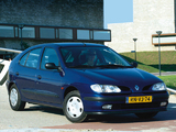 Pictures of Renault Megane Hatchback 1995–99