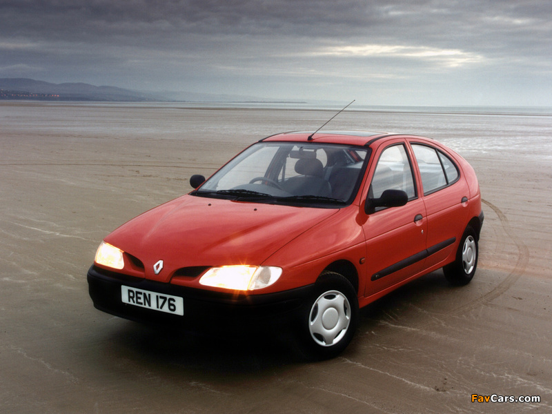 Renault Megane Hatchback UK-spec 1995–99 photos (800 x 600)