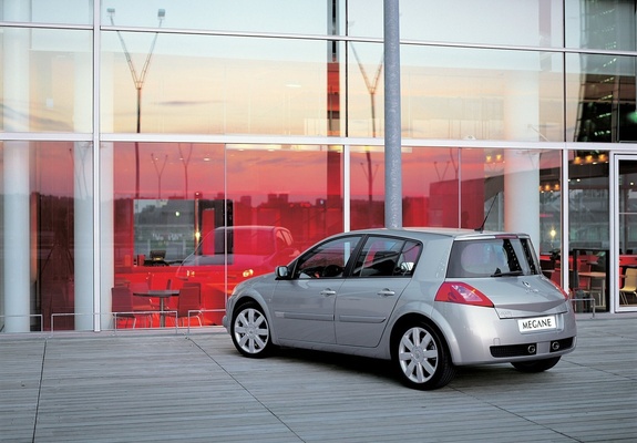 Renault Megane RS 5-door 2004–06 images