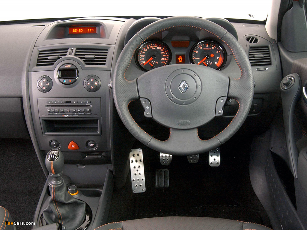 Renault Megane RS 3-door ZA-spec 2004–06 photos (1024 x 768)
