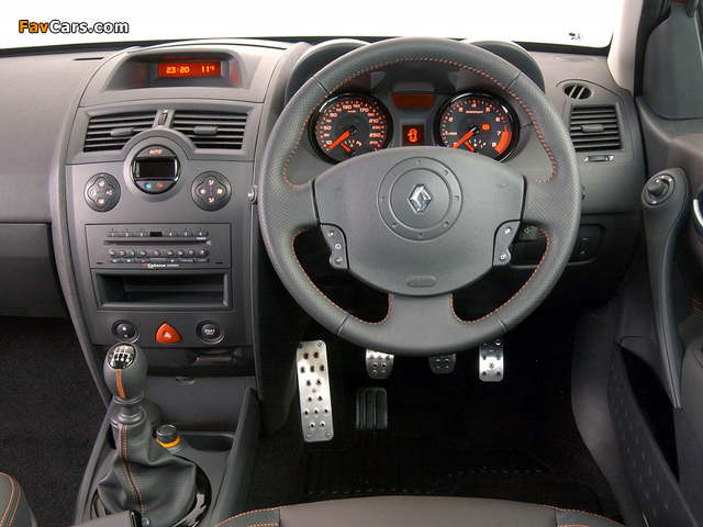 Renault Megane RS 3-door ZA-spec 2004–06 photos (640 x 480)