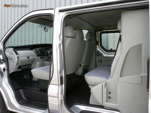 Images of Renault Trafic LWB Kombi UK-spec 2001–06 (640 x 480)