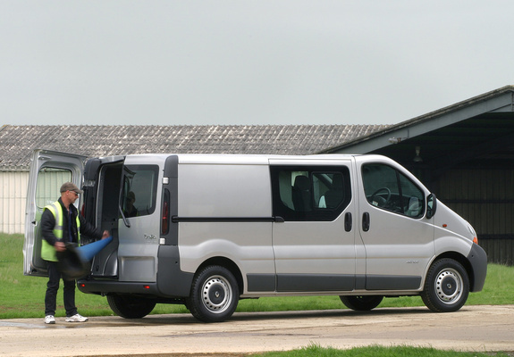 Renault Trafic LWB Kombi UK-spec 2001–06 wallpapers