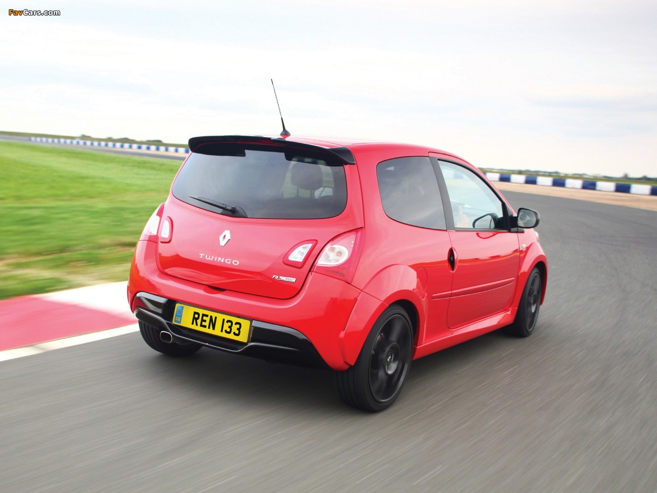 Renault Twingo R.S. 133 UK-spec 2013 pictures (1280 x 960)