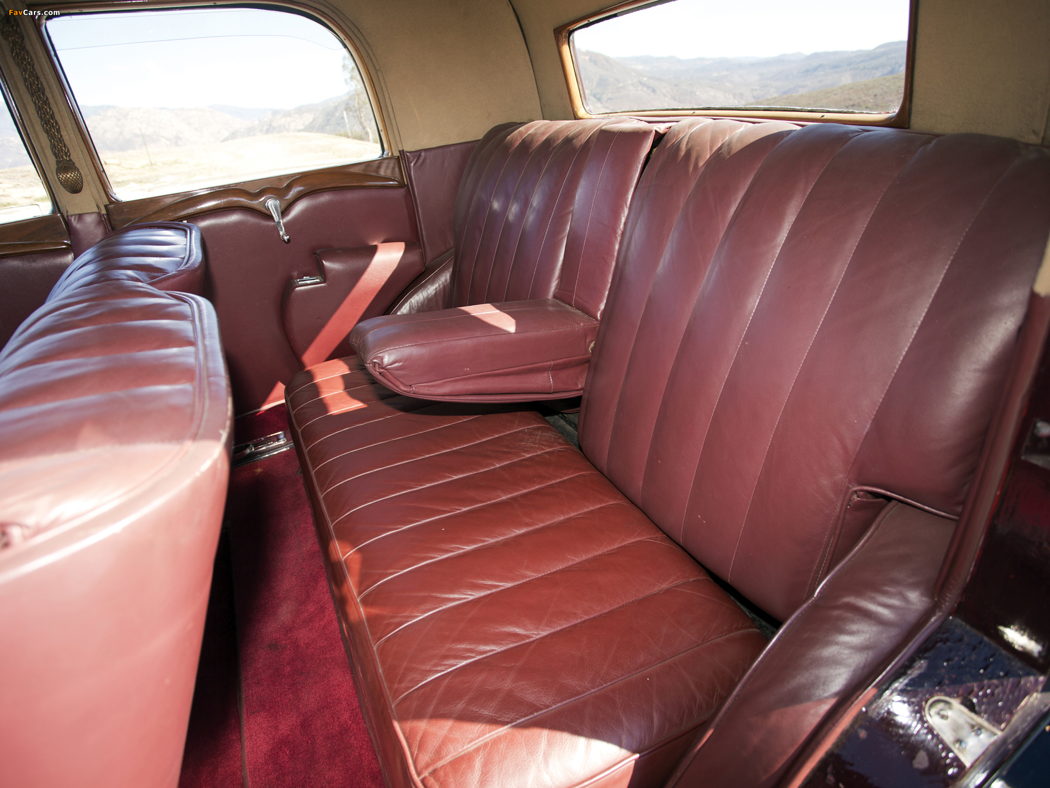 Images of Rolls-Royce Phantom II Continental Touring Saloon by Barker 1933 (2048 x 1536)