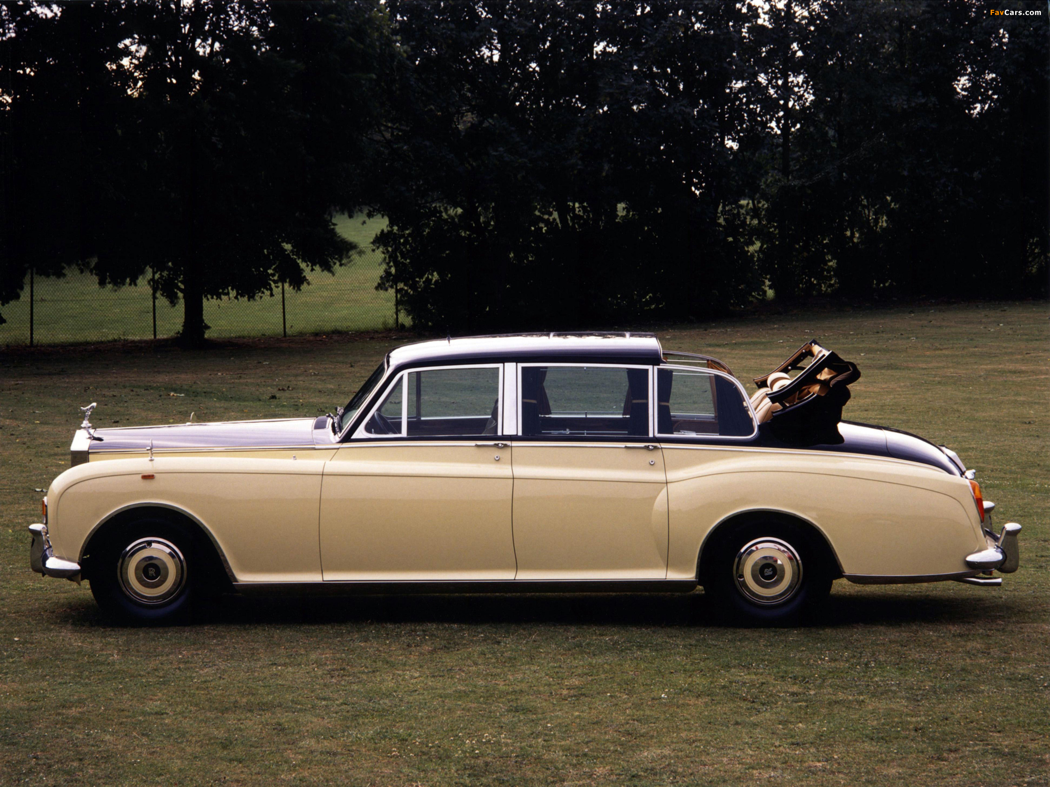 Rolls-Royce Phantom VI Landaulette by Mulliner Park Ward (VI) 1973–92 pictures (2048 x 1536)