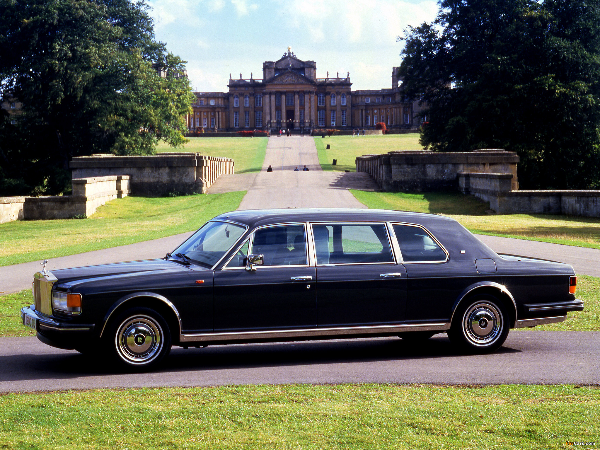 Images of Rolls-Royce Silver Spur IV Touring Limousine 1995–98 (2048 x 1536)