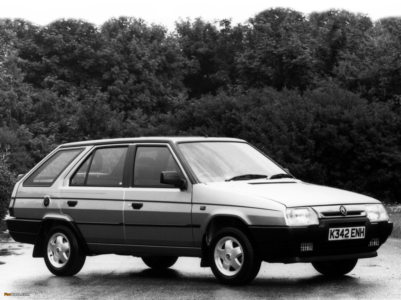 Photos of Škoda Favorit Estate Silverline (Type 785) 1993–95 (1600 x 1200)