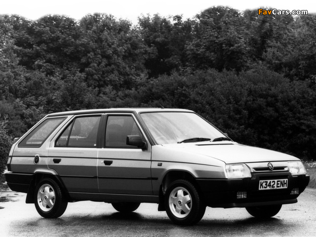 Photos of Škoda Favorit Estate Silverline (Type 785) 1993–95 (640 x 480)