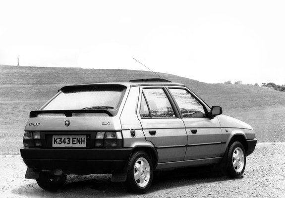 Škoda Favorit Silverline UK-spec (Type 781) 1993–94 photos