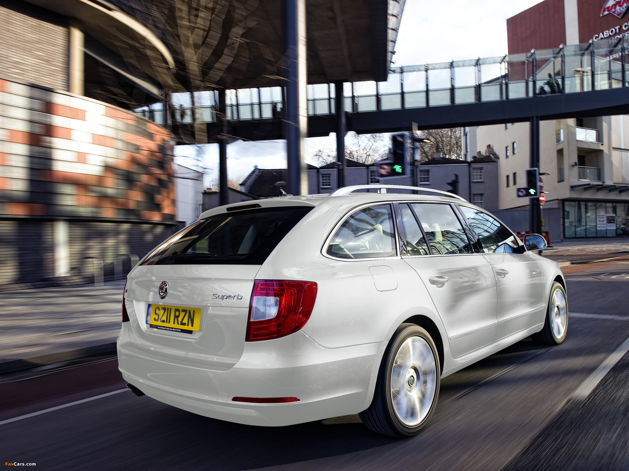 Pictures of Škoda Superb Combi UK-spec 2009–13 (2048 x 1536)