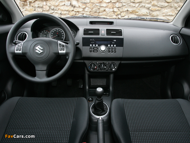 Photos of Suzuki Swift 5-door 2004–10 (640 x 480)