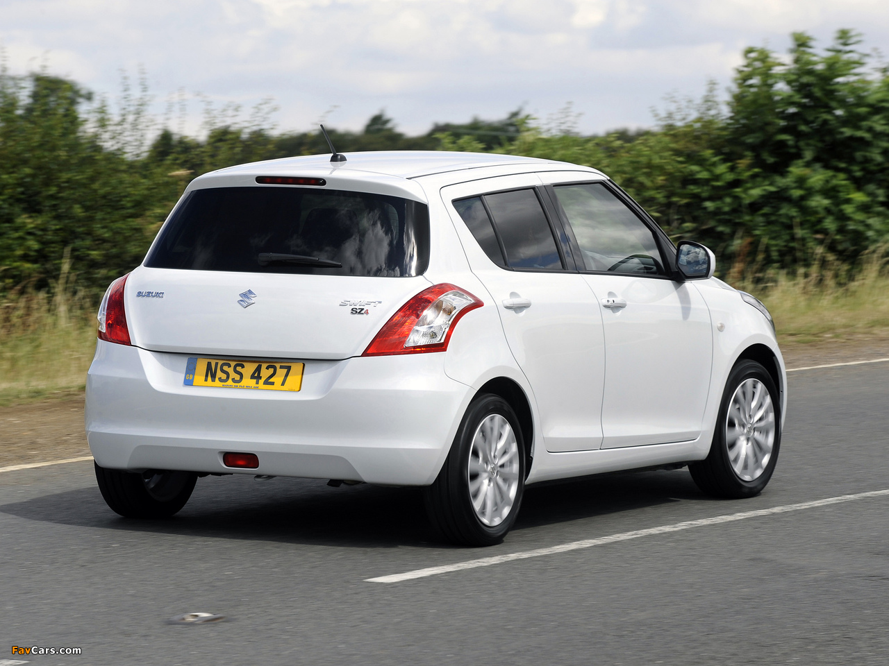 Photos of Suzuki Swift 5-door UK-spec 2010–13 (1280 x 960)