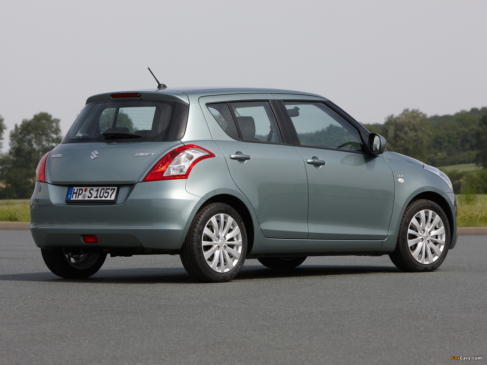 Pictures of Suzuki Swift 5-door 2010–13 (1600 x 1200)